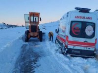 Gaziantep'te kar saplanan ambulansı belediye ekipleri kurtardı