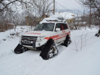 Sağlık ekipleri aşılama için Erzincan'ın karlı yollarını paletli ambulansla aşıyor