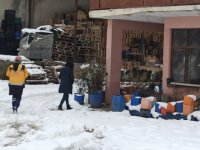 Osmaneli'nde sağlık ekipleri zorlu kış şartlarına rağmen köylerde aşı çalışması yapıyor