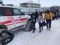 Aksaray'da üniversite öğrencileri final sınavlarına paletli ambulansla yetiştirildi