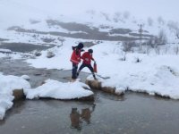 Diyarbakır'da yolu kardan kapanan mahallelerdeki bebek ve çocuğa UMKE ekipleri ulaştı