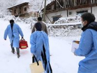 Sağlık ekipleri, Kovid-19 aşısı olamayanlar için karlı yolları aşıyor