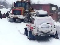 Ağrı'da yolu kardan kapanan köydeki hasta çocuk paletli ambulansla hastaneye ulaştırıldı