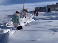 Sağlık ekipleri karda bata çıka yürüyerek köylere aşı götürüyor