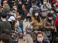 Hong Kong'da panik alımlarını önlemek için gıda ürünleri ve ilaç sayıyla satılıyor