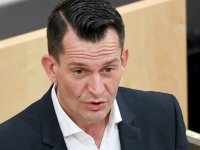 Salgınla mücadelenin sürdürdüğü Avusturya'da Sağlık Bakanı Mückstein istifa etti