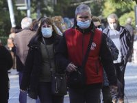 Yunanistan'da, açık alanda maske zorunluluğuna son verildi