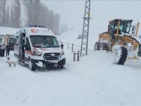 Sivas'ta kardan yolu kapanan köydeki kalp hastasının imdadına kurtarma ekipleri yetişti