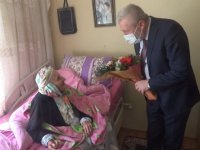 İl Sağlık Müdürü Yavuzyılmaz "asırlık çınar" Halime Nine'yi ziyaret etti