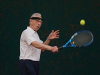 80 yaşındaki tenisçi, azmiyle gençlere örnek oluyor