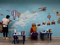 Hastanenin duvarları hasta çocukların hayal dünyasıyla renkleniyor