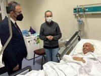 Bakan Kasapoğlu, foto muhabiri Vedat Yangın'ı hastanede ziyaret etti