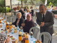 Kadıköy'de cami avlusunda Anneler Günü kahvaltısı