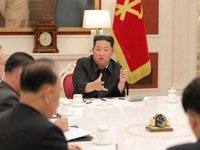 Kuzey Kore lideri Kim Kovid-19 toplantısında sigara içti