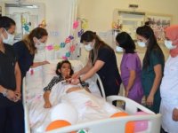 Sağlık çalışanlarından 25 günlük yaşam mücadelesini kazanan hastaya doğum günü sürprizi