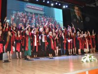 Akşehir'de üniversite öğrencileri mezuniyet sevinci yaşadı