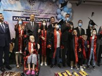 İstanbul'da hastanede öğrenim gören çocuklar karnelerine kavuştu