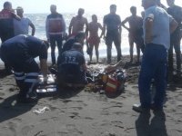 İzmir'de boğulma tehlikesi geçirenleri kurtarmaya çalışan kişi boğuldu