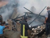 Sivas'ta köyde çıkan yangın itfaiye ekipleri ve vatandaşların müdahalesiyle söndürüldü