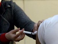 Hindistan'da 39 öğrenciyi tek şırıngayla aşılayan sağlık çalışanı gözaltına alındı