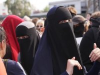 Hollanda'da burka yasağından sonra Müslüman kadınlara ayrımcılık ve şiddet vakaları arttı