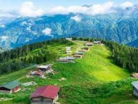 Düğün yapamayan çift, balayında çıktıkları Karadeniz turuna gelinlik damatlıkla katıldı