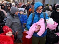 Ukrayna'da yerinden edilen siviller, günler süren yolculuktan sonra kamplara ulaşabiliyor