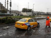 GÜNCELLEME 2 - İstanbul'da sağanak su baskınlarına yol açtı
