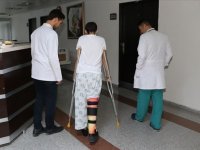 Bacağı kopan kız çocuğu geçirdiği 14 ameliyatla 4 ay sonra adım attı