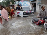 Pakistan'da sel bölgelerindeki 5 milyon kişi salgın riskiyle karşı karşıya