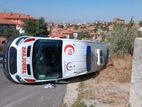 Kırıkkale'de ambulansla otomobil çarpıştı, 3'ü sağlık çalışanı 4 kişi yaralandı