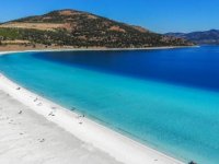 Salda Gölü'nde boğulma tehlikesi geçiren anne ve oğlunun tedavisi sürüyor