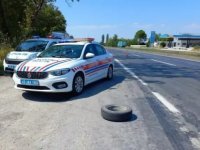 Manisa'da otomobilden fırlayan lastiğin isabet ettiği polis memuru yaralandı