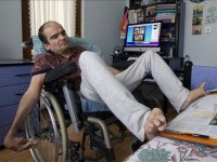 Ayak parmaklarıyla bilgisayar kullanarak ders çalışan SP hastası Ümithan Yılmaz liseyi bitirdi
