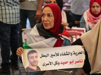 Gazze'de sağlık durumu kritik Filistinli tutukluya destek gösterisi