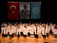 Bursa Uludağ Üniversitesinde yüzlerce hekim adayı için beyaz önlük giyme merasimi düzenlendi