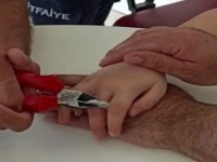Osmaniye'de bir çocuğun parmağına sıkışan plastik parçayı itfaiye çıkardı