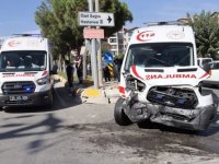 Denizli'de ambulansla hafif ticari aracın çarpışması sonucu 5 kişi yaralandı