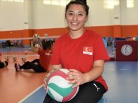 Bacağı kesilen Bengisu Voleybol Milli Takımı'nın başarısı için ter döküyor