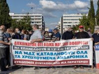 Yunanistan'da emekliler maaş artışı talebiyle eylem yaptı