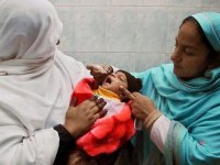 Pakistan'da çocuk felci aşısı yapan sağlık ekibine silahlı saldırıda bir polis öldü