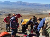 Erzincan'da kayalık arazide avlanırken ayağı kırılan avcıyı ilkyardım ekipleri kurtardı
