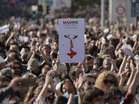 İspanya'nın başkenti Madrid'de binlerce sağlık çalışanı gösteri yaptı