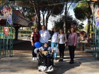 Aydın'da sağlık ekibi engelli çocuğu lunapark ve hayvanat bahçesine götürdü