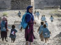 Afganistan'da ailelerin "tedavi" düşüncesiyle afyon verdiği çocuklar ölüm tehlikesiyle karşı karşıya
