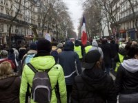 Fransa'da 4 yılı geride bırakan "sarı yelekliler" taleplerini sokağa taşımayı sürdürüyor