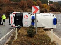 Kastamonu'da devrilen ambulanstaki 3 sağlık personeli yaralandı