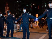 Çin polisi, Şanghay'da protestoların yapıldığı caddeyi barikatlarla kapattı