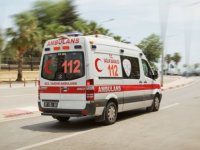 Mardin'de bir otomobilin ambulansa yol vermediği anlar kameraya yansıdı