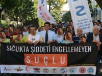 İzmir'de sağlıkçılar doktorun darbedilmesini protesto etti